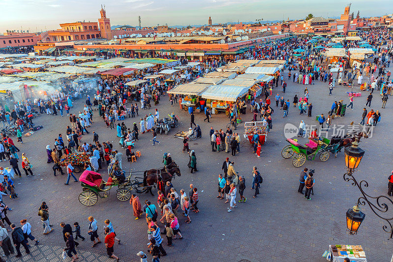 晚上Djemaa El Fna广场，马拉喀什，摩洛哥